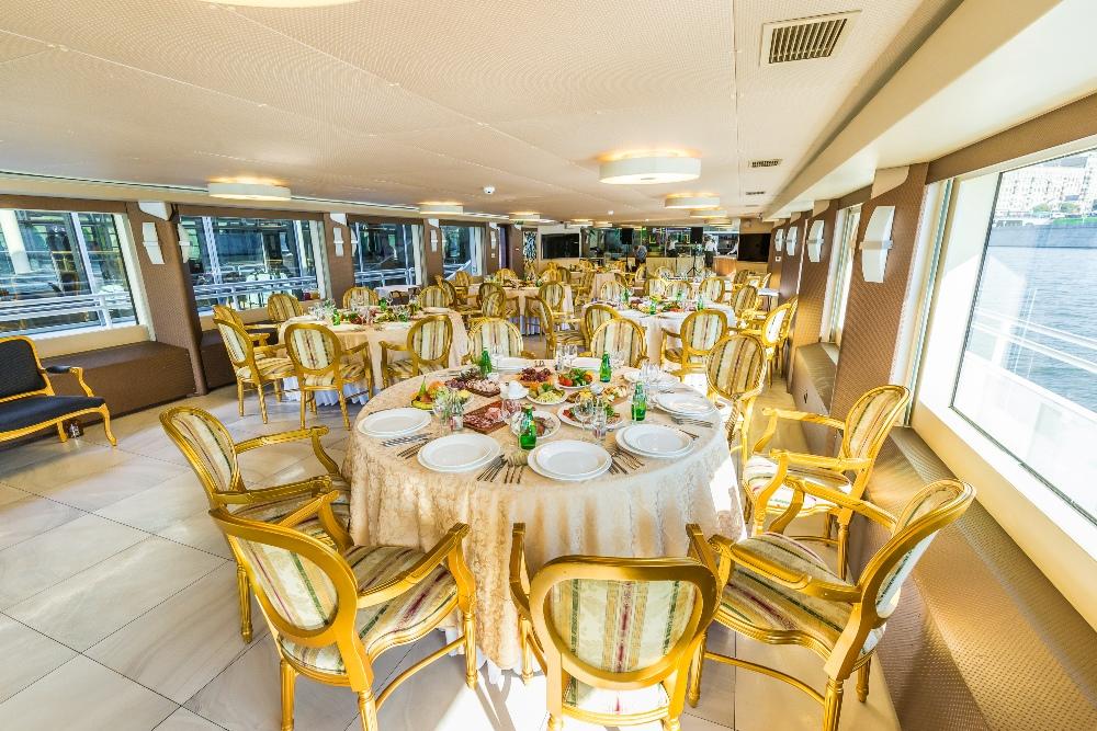 Прогулка на яхте "Пальма де Сочи" с ужином и салютом в День России